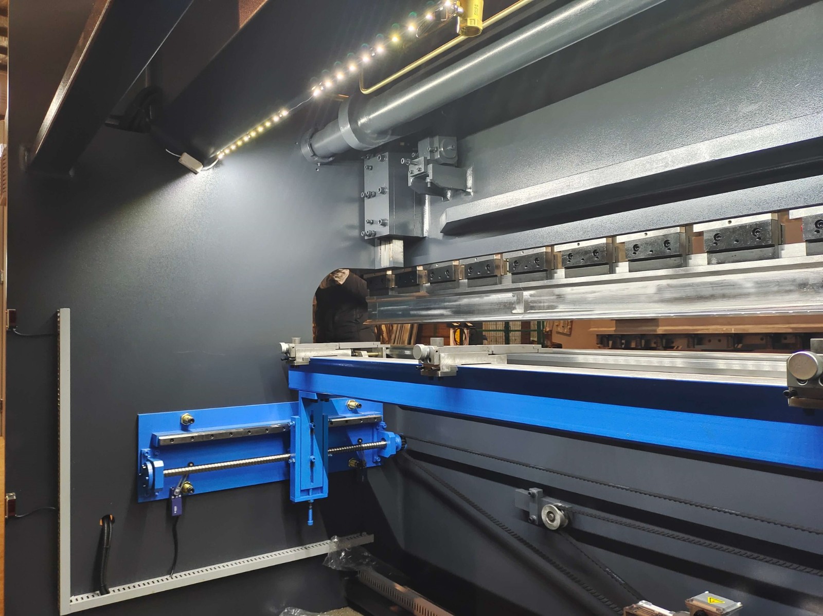 Manual press brake back gauge