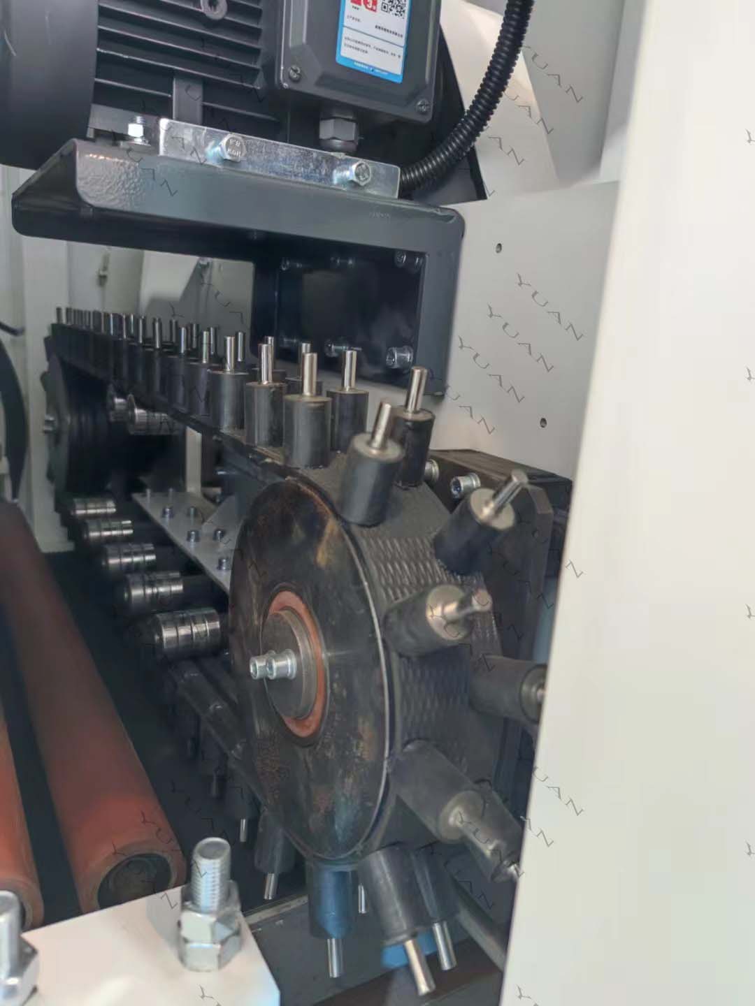 Sheet metal deburring machine