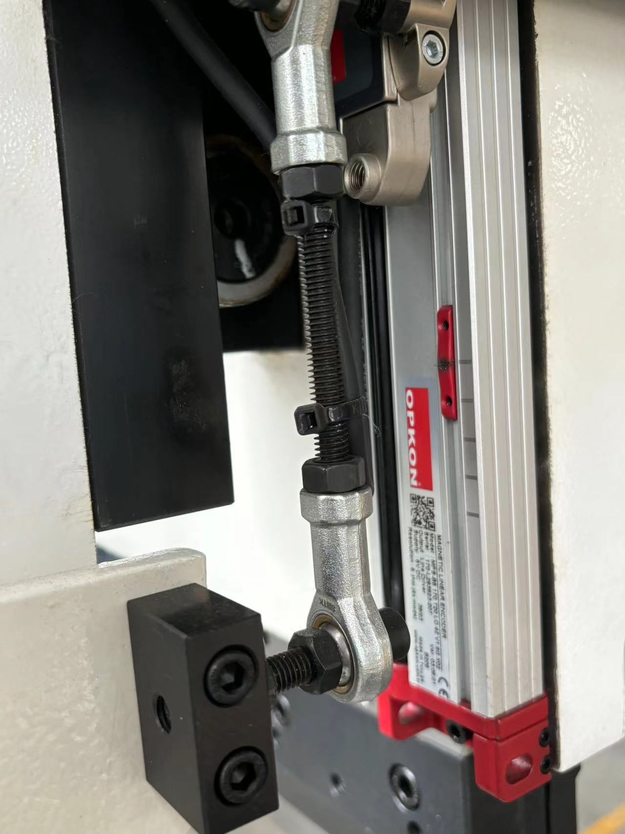 Magnetic Grating Ruler